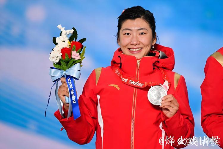 徐梦桃携手孙佳旭荣膺自由式滑雪空中技巧世界杯年度总冠军 徐梦桃携手孙佳旭荣膺自由式滑雪空中技巧世界杯年度总冠军